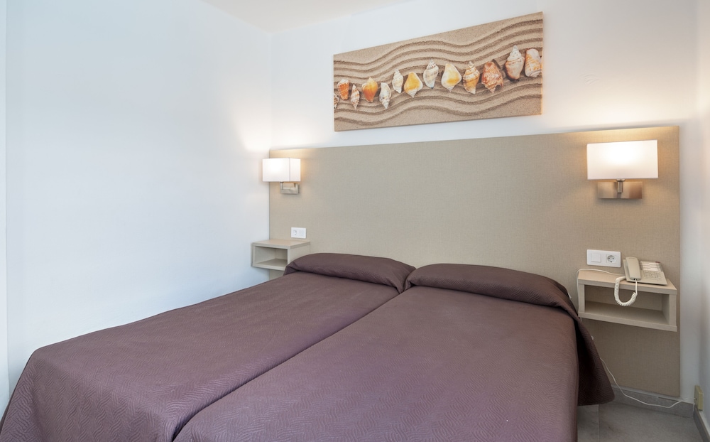 Apartamentos LIVVO Oasis — Hotel rooms in Puerto del Carmen, Canary Islands