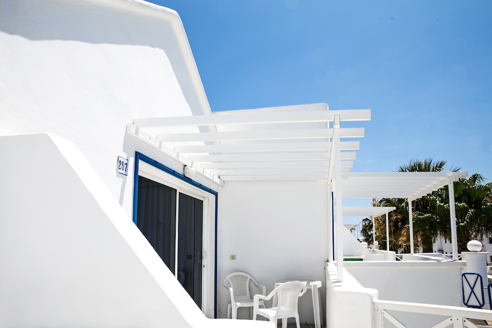 Apartamentos LIVVO Oasis — Hotel building in Puerto del Carmen, Canary Islands