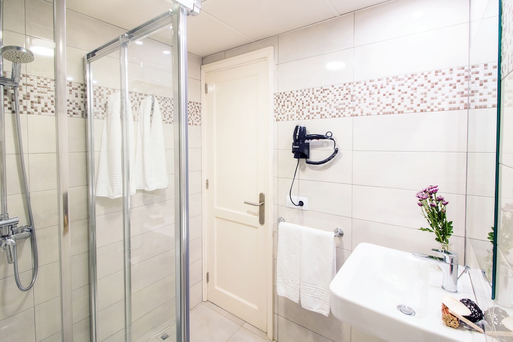 Apartamentos LIVVO Oasis — Hotel rooms in Puerto del Carmen, Canary Islands