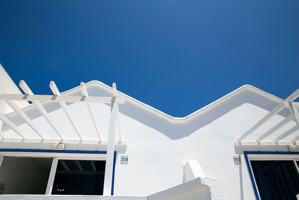 Apartamentos LIVVO Oasis — Hotel building in Puerto del Carmen, Canary Islands