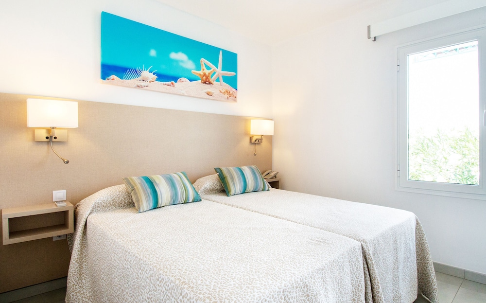 Apartamentos LIVVO Oasis — Hotel rooms in Puerto del Carmen, Canary Islands