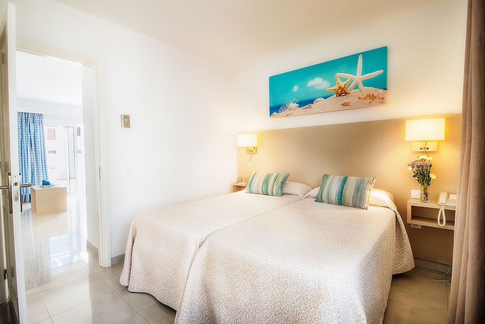 Apartamentos LIVVO Oasis — Hotel rooms in Puerto del Carmen, Canary Islands