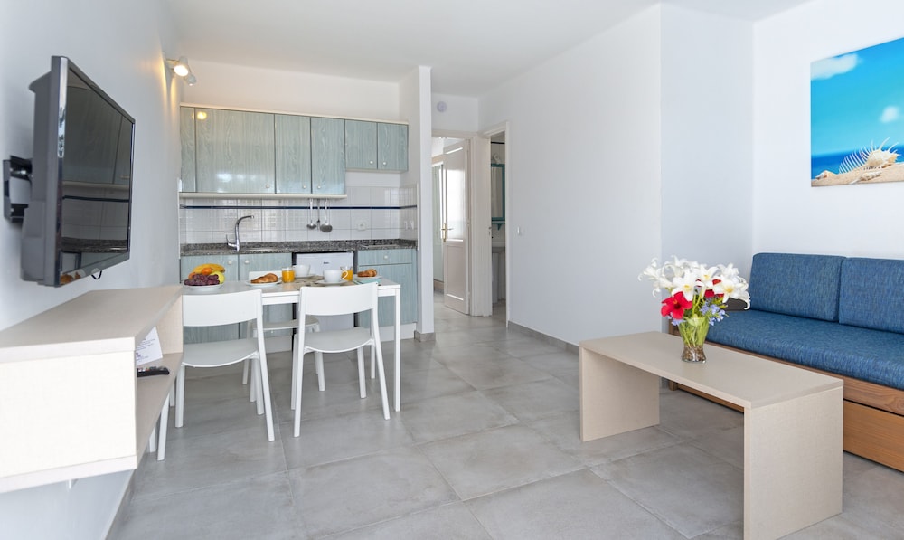 Apartamentos LIVVO Oasis — Hotel rooms in Puerto del Carmen, Canary Islands