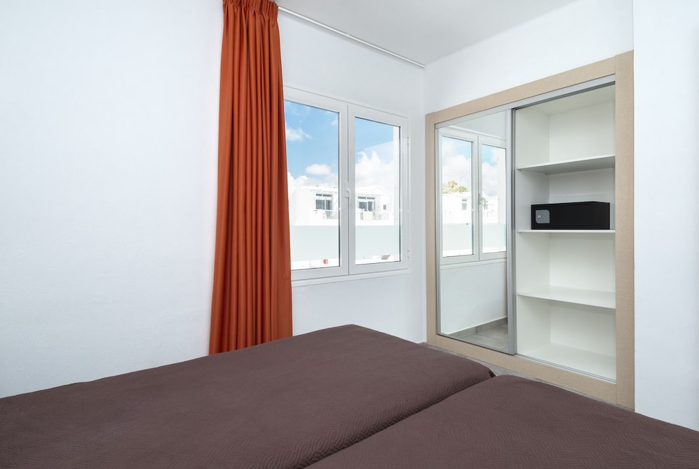 Apartamentos LIVVO Oasis — Hotel rooms in Puerto del Carmen, Canary Islands