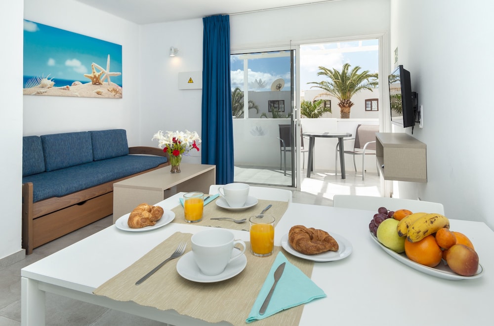 Apartamentos LIVVO Oasis — Hotel rooms in Puerto del Carmen, Canary Islands