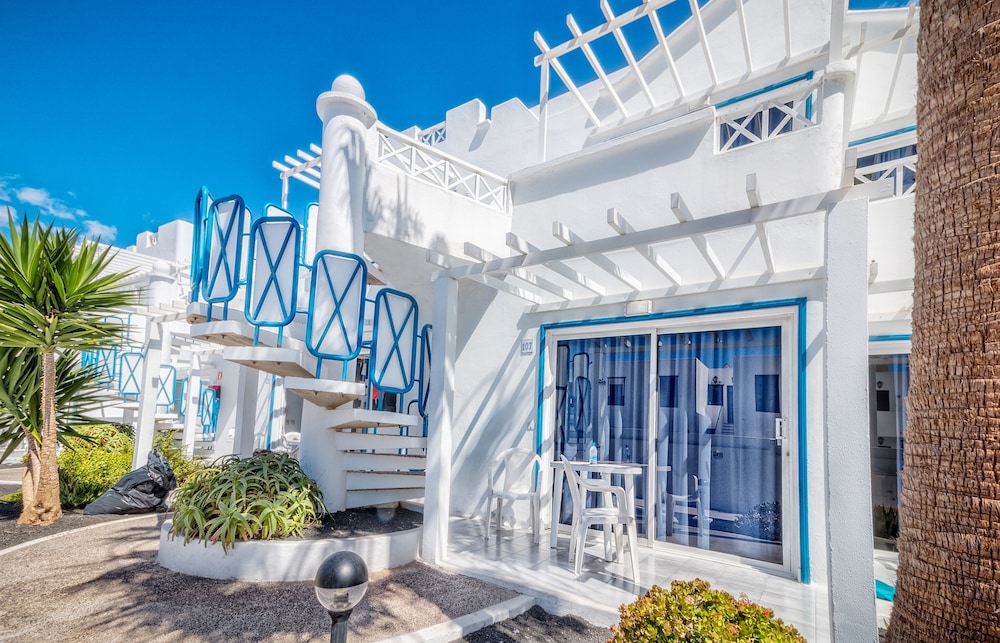 Apartamentos LIVVO Oasis — Hotel building in Puerto del Carmen, Canary Islands