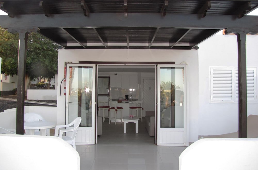 Bungalows Playa Limones — Hotel rooms in Playa Blanca, Canary Islands