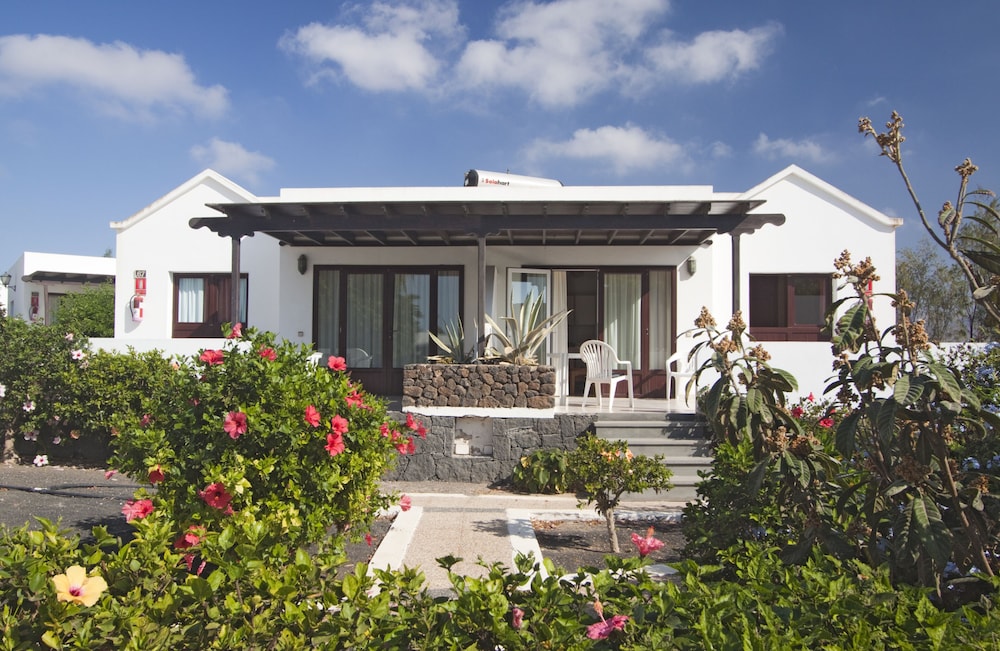 Bungalows Playa Limones — Hotel building in Playa Blanca, Canary Islands