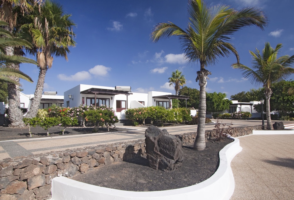 Bungalows Playa Limones — Hotel building in Playa Blanca, Canary Islands