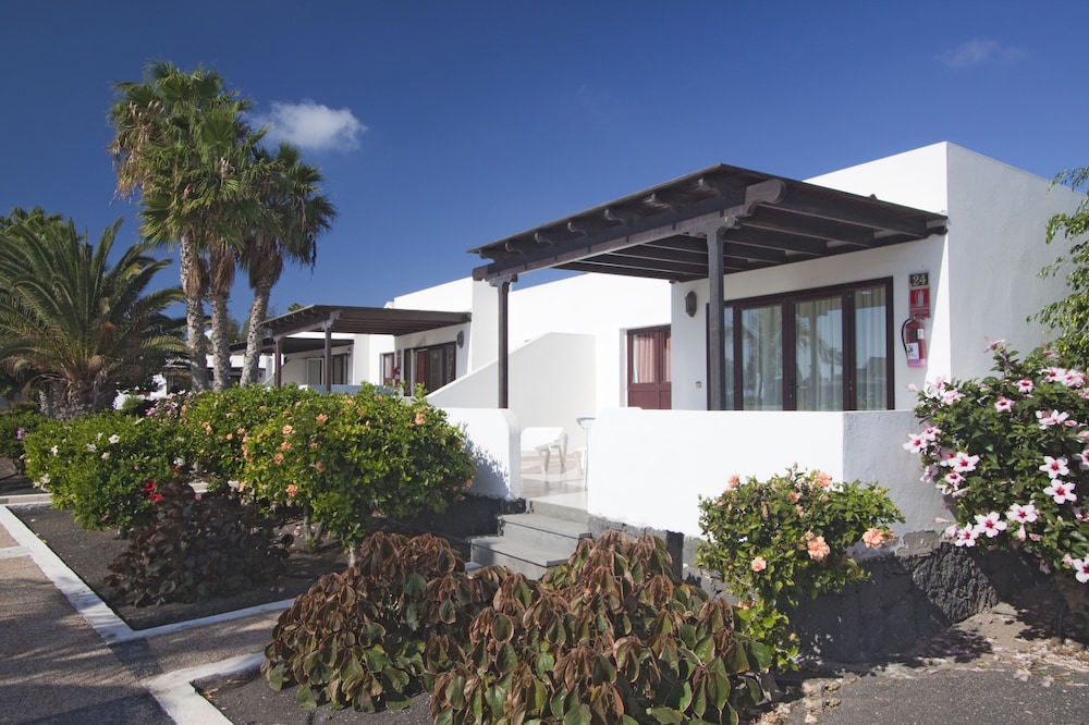 Bungalows Playa Limones — Hotel building in Playa Blanca, Canary Islands