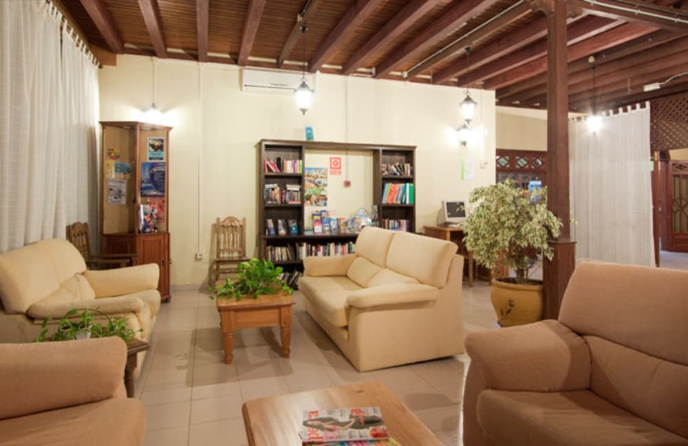 Bungalows Playa Limones — Hotel building in Playa Blanca, Canary Islands