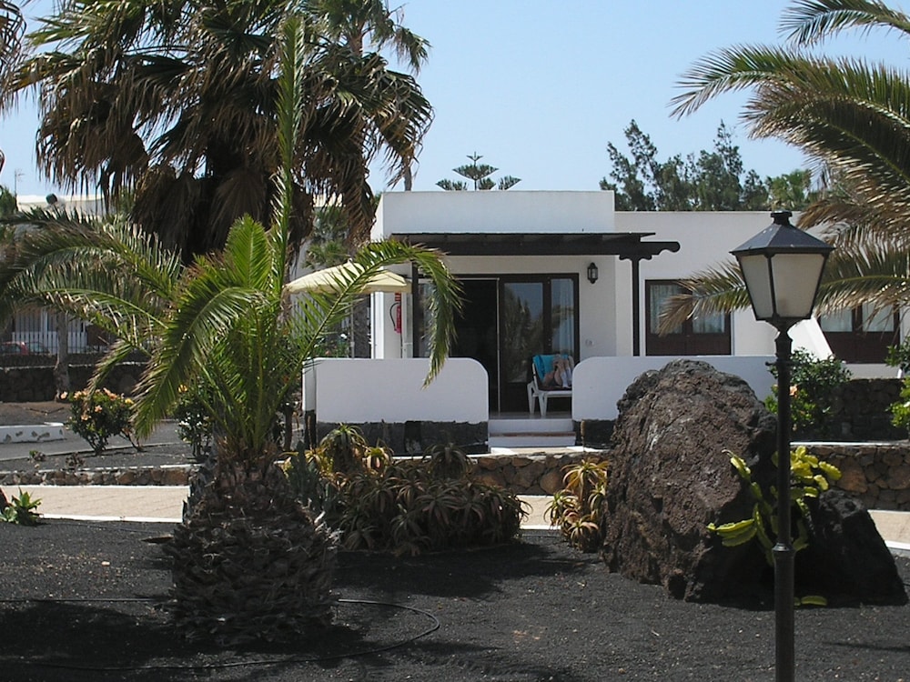 Bungalows Playa Limones — Hotel building in Playa Blanca, Canary Islands