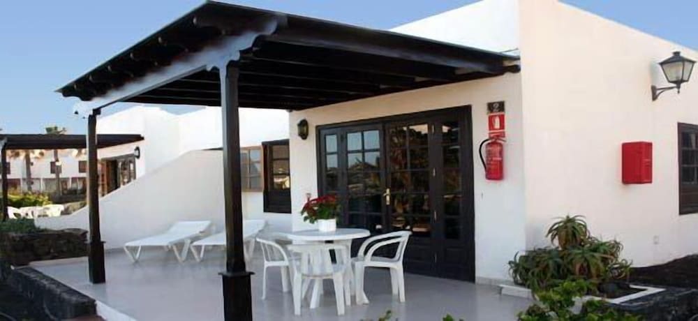 Bungalows Playa Limones — Restaurant & bars in Playa Blanca, Canary Islands