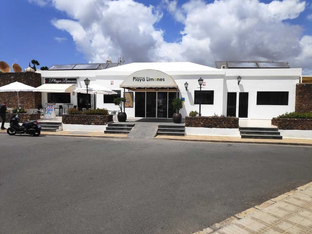 Bungalows Playa Limones — Hotel building in Playa Blanca, Canary Islands