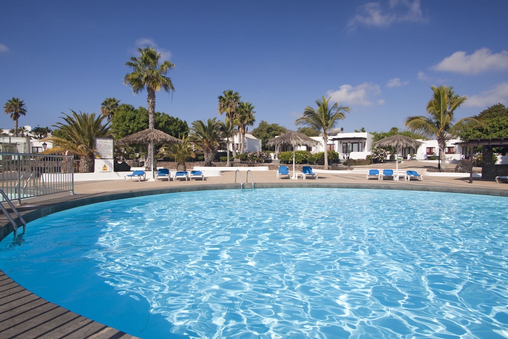 Bungalows Playa Limones — Swimming pool in Playa Blanca, Canary Islands