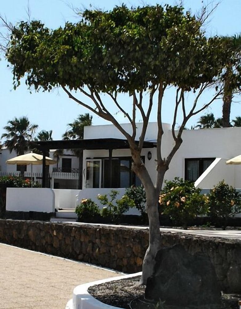 Bungalows Playa Limones — Hotel building in Playa Blanca, Canary Islands