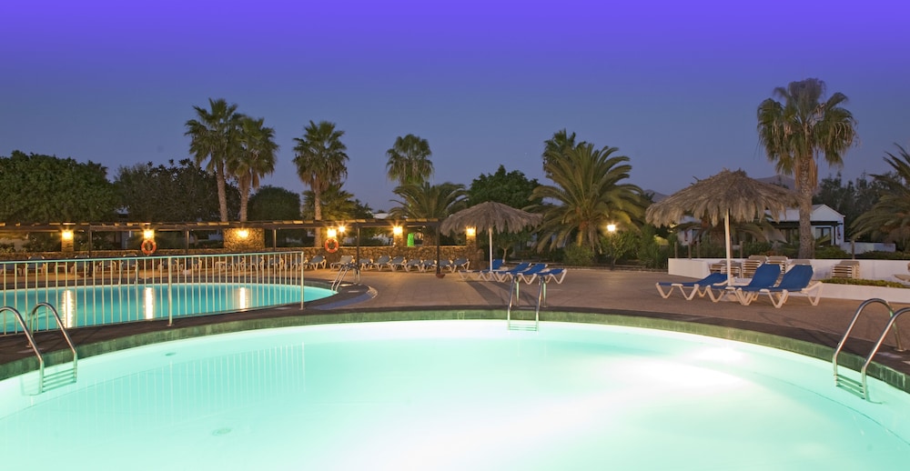 Bungalows Playa Limones — Swimming pool in Playa Blanca, Canary Islands