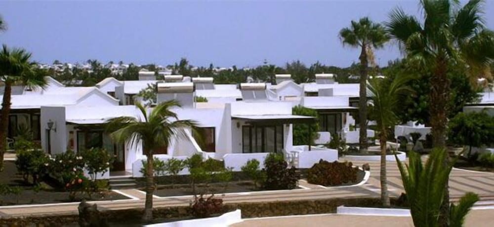Bungalows Playa Limones — Hotel building in Playa Blanca, Canary Islands