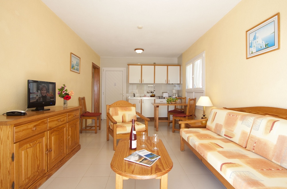 Bungalows Playa Limones — Hotel rooms in Playa Blanca, Canary Islands