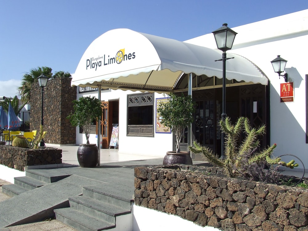 Bungalows Playa Limones — Hotel building in Playa Blanca, Canary Islands