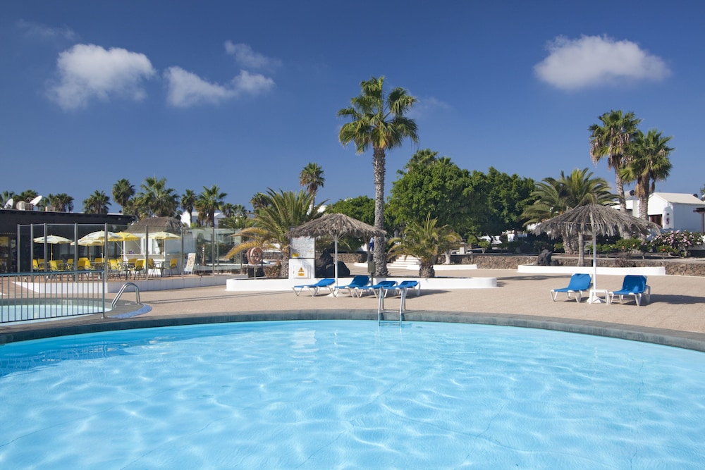 Bungalows Playa Limones — Swimming pool in Playa Blanca, Canary Islands