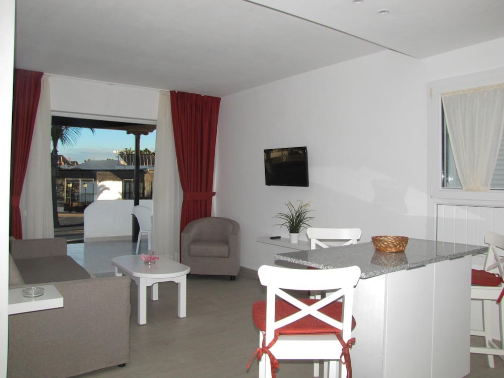 Bungalows Playa Limones — Hotel rooms in Playa Blanca, Canary Islands