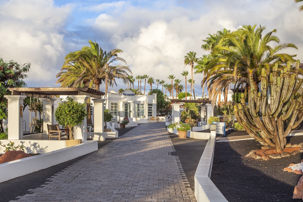 Jardines del Sol — Hotel building in Playa Blanca, Canary Islands