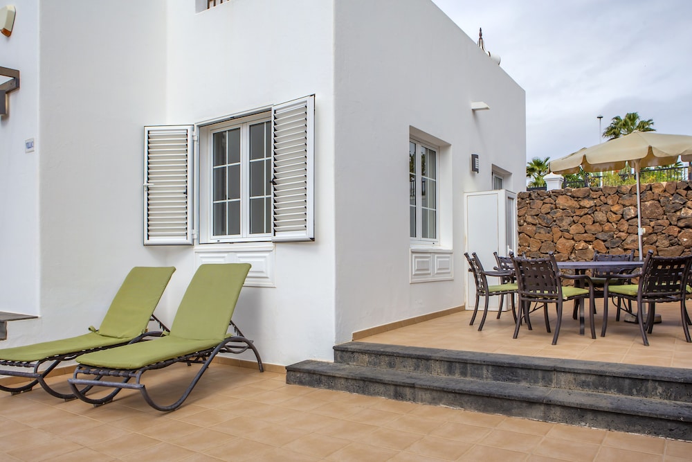 Jardines del Sol — Hotel building in Playa Blanca, Canary Islands