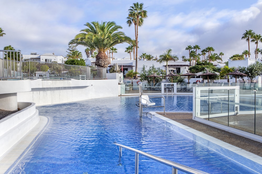 Jardines del Sol — Swimming pool in Playa Blanca, Canary Islands