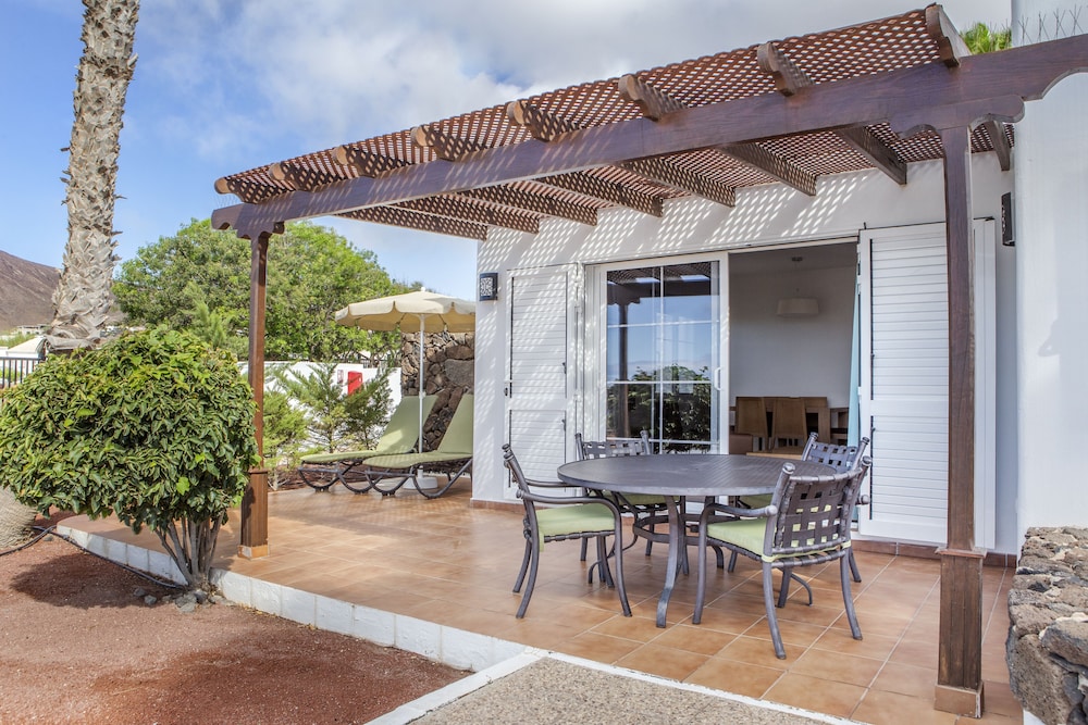 Jardines del Sol — Hotel building in Playa Blanca, Canary Islands