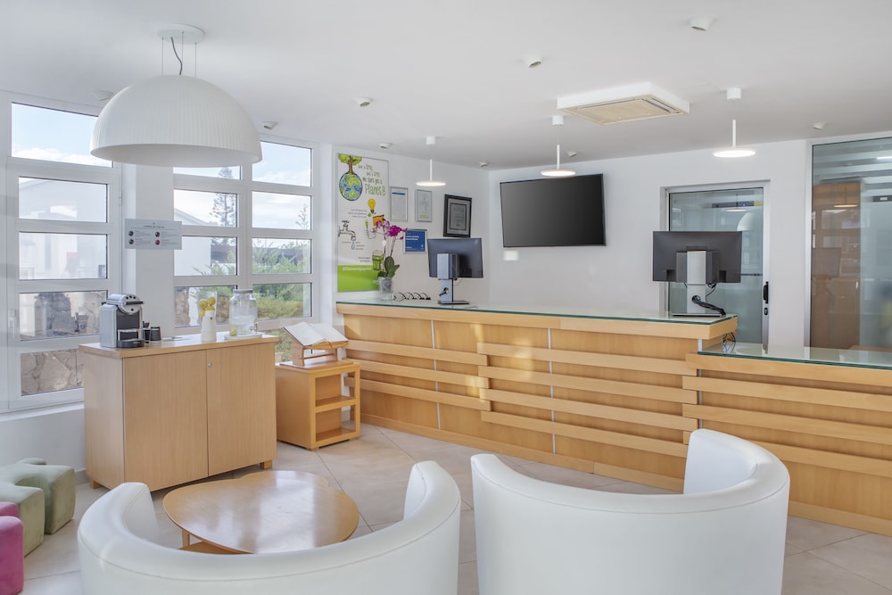 Jardines del Sol — Hotel building in Playa Blanca, Canary Islands