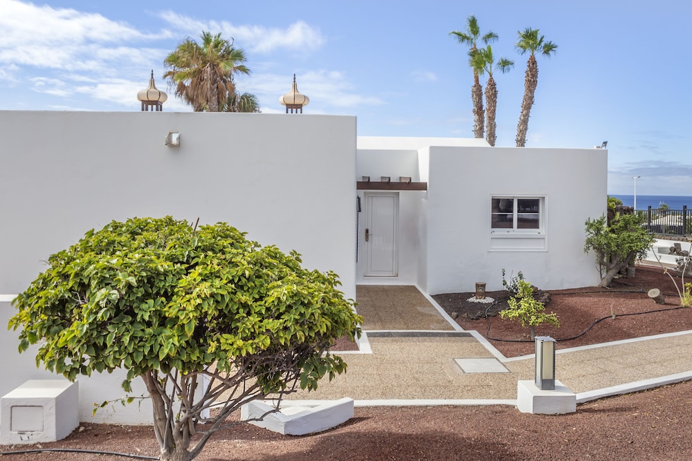 Jardines del Sol — Hotel building in Playa Blanca, Canary Islands