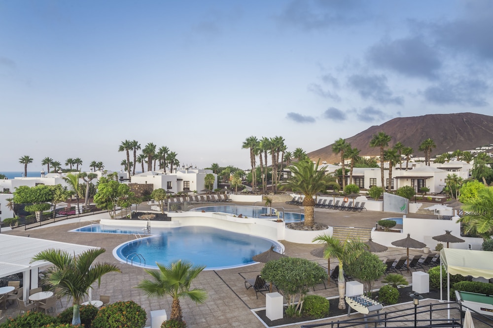 Jardines del Sol — Swimming pool in Playa Blanca, Canary Islands