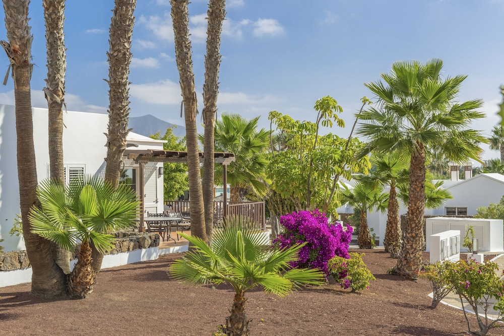 Jardines del Sol — Hotel building in Playa Blanca, Canary Islands
