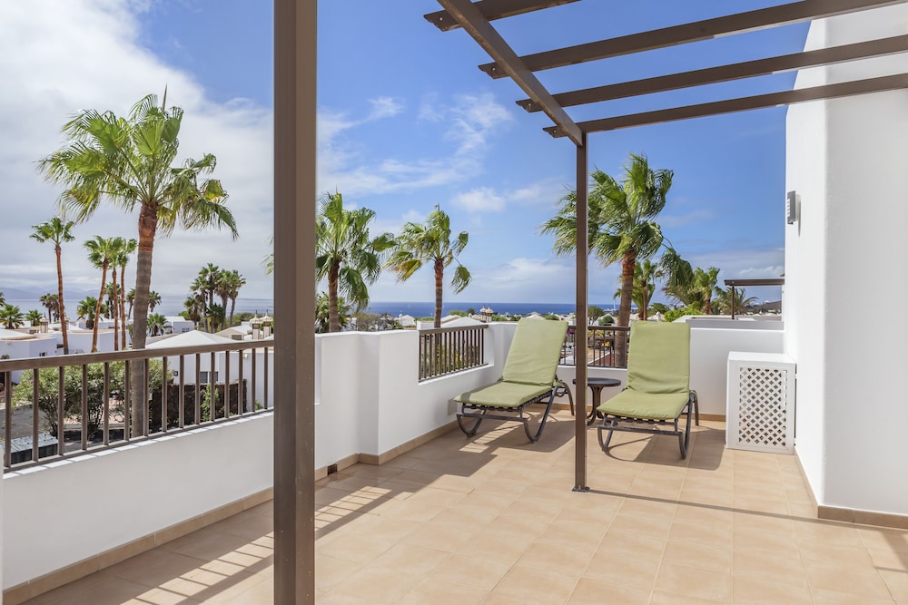 Jardines del Sol — Hotel building in Playa Blanca, Canary Islands