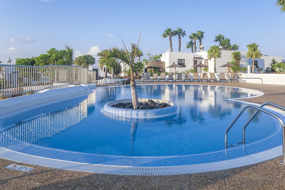 Jardines del Sol — Swimming pool in Playa Blanca, Canary Islands