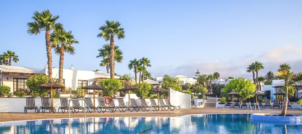Jardines del Sol — Swimming pool in Playa Blanca, Canary Islands