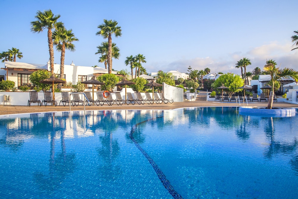 Jardines del Sol — Swimming pool in Playa Blanca, Canary Islands