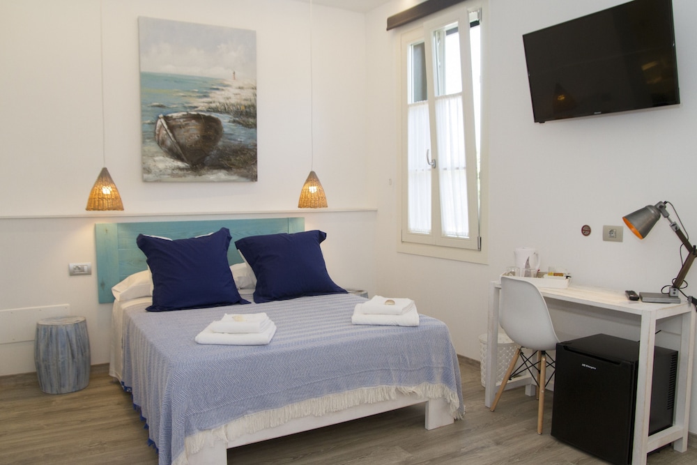 Hotel Romantic Los 5 Sentidos — Hotel rooms in Ciutadella de Menorca, Balearic Islands