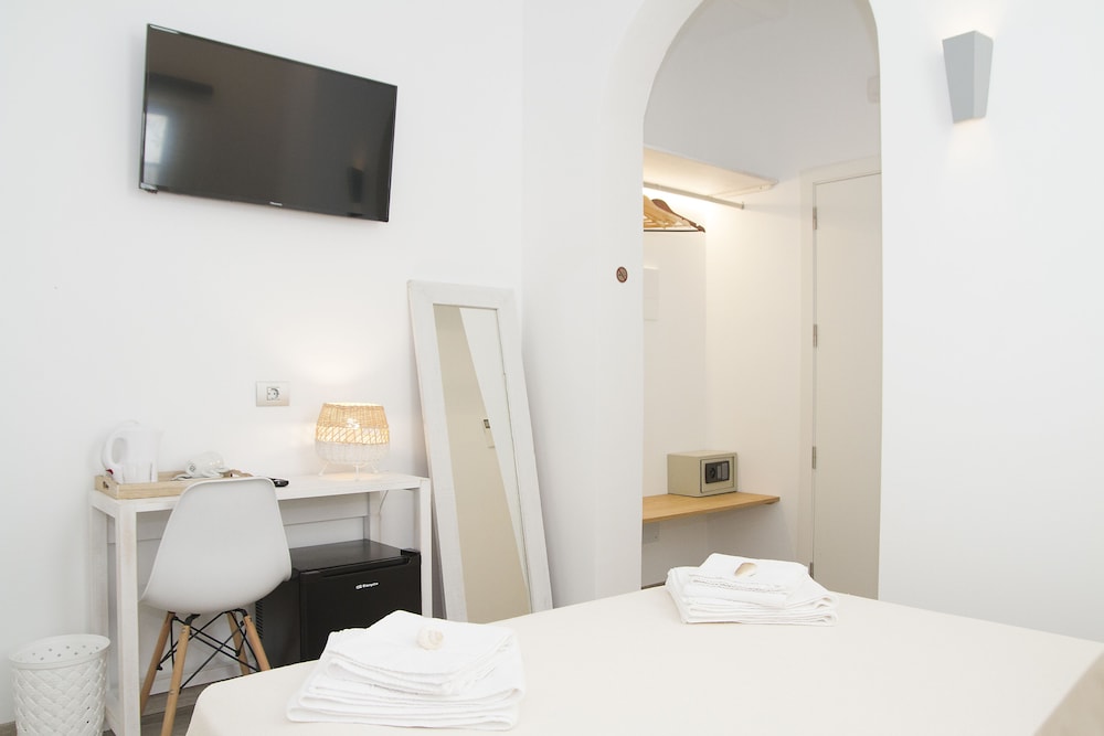 Hotel Romantic Los 5 Sentidos — Hotel rooms in Ciutadella de Menorca, Balearic Islands