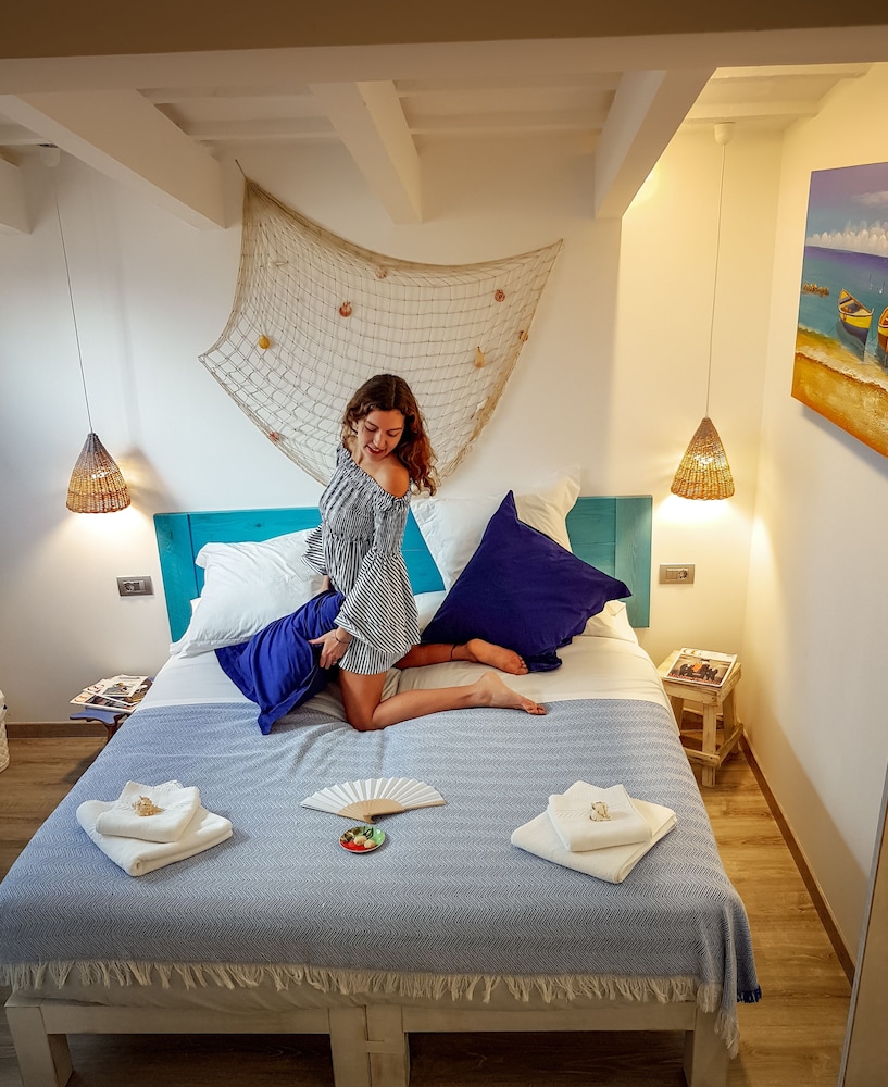 Hotel Romantic Los 5 Sentidos — Hotel rooms in Ciutadella de Menorca, Balearic Islands
