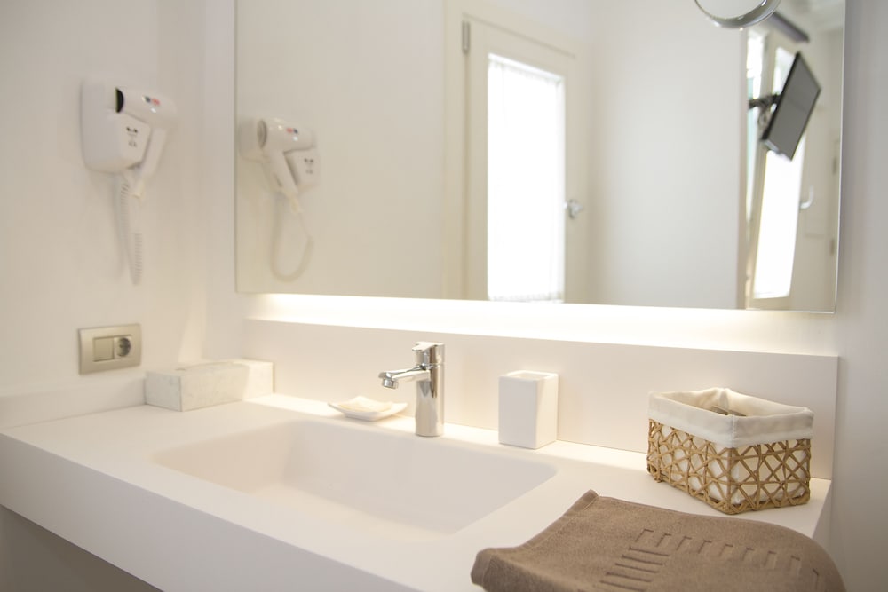 Hotel Romantic Los 5 Sentidos — Hotel rooms in Ciutadella de Menorca, Balearic Islands