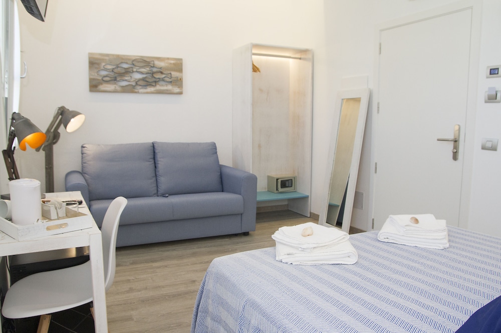 Hotel Romantic Los 5 Sentidos — Hotel rooms in Ciutadella de Menorca, Balearic Islands