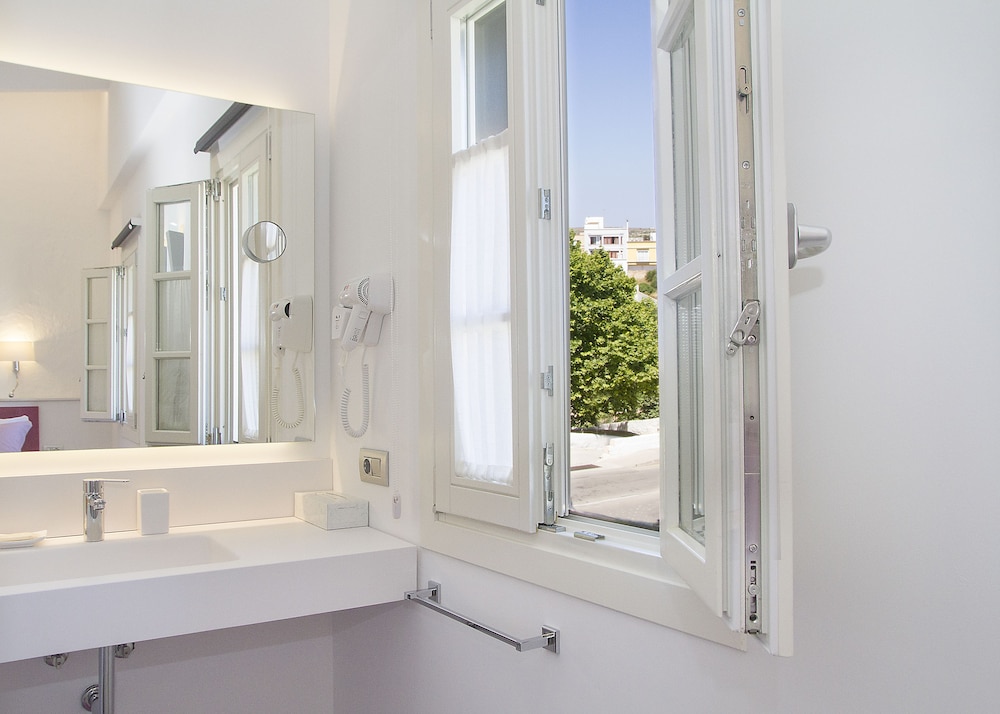 Hotel Romantic Los 5 Sentidos — Hotel rooms in Ciutadella de Menorca, Balearic Islands