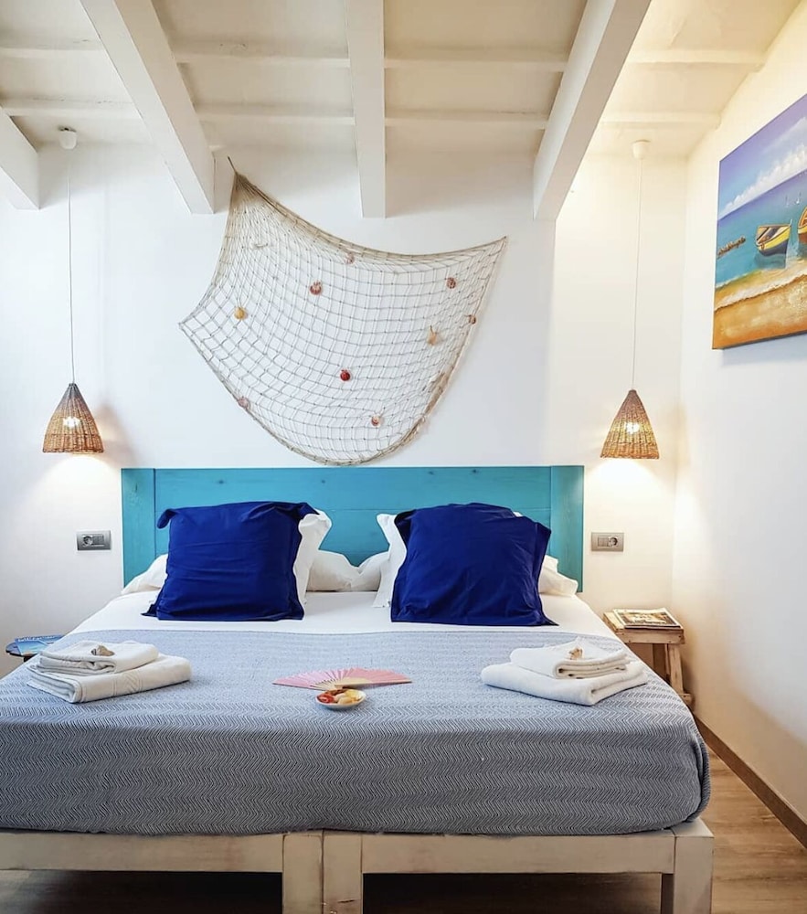 Hotel Romantic Los 5 Sentidos — Hotel rooms in Ciutadella de Menorca, Balearic Islands