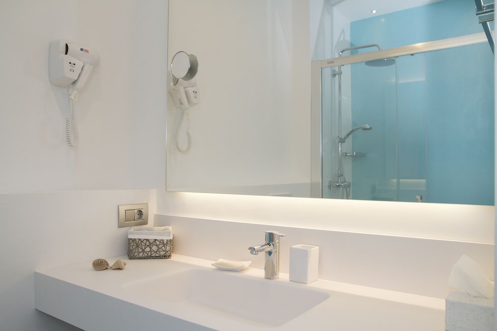 Hotel Romantic Los 5 Sentidos — Hotel rooms in Ciutadella de Menorca, Balearic Islands