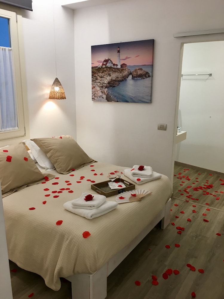 Hotel Romantic Los 5 Sentidos — Hotel rooms in Ciutadella de Menorca, Balearic Islands