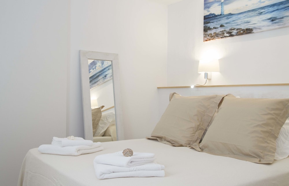 Hotel Romantic Los 5 Sentidos — Hotel rooms in Ciutadella de Menorca, Balearic Islands