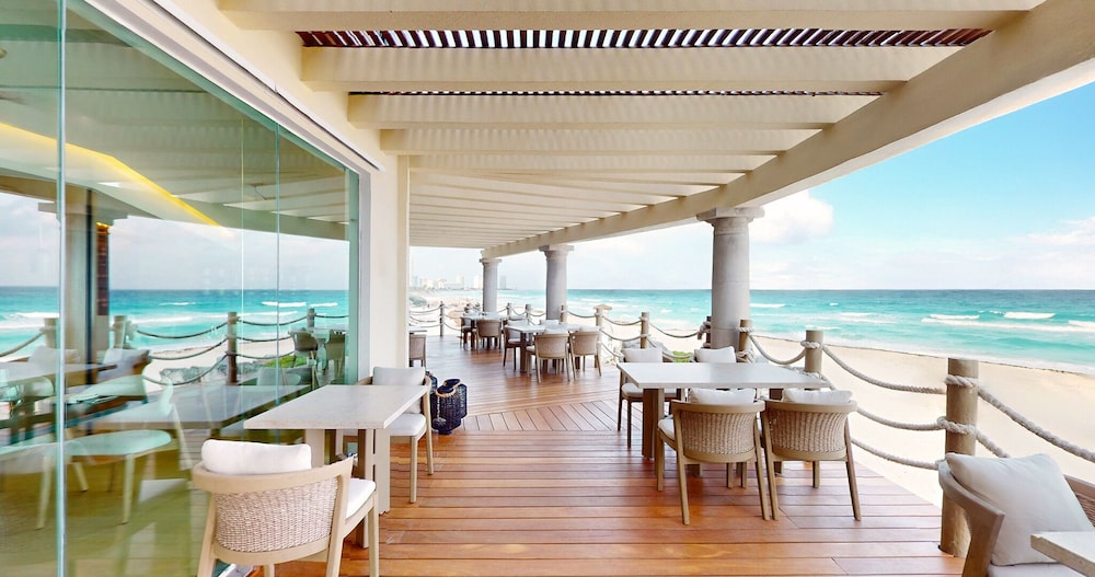Grand Park Royal Cancun -  All Inclusive — Restaurant & bars in Cancun, Quintana Roo
