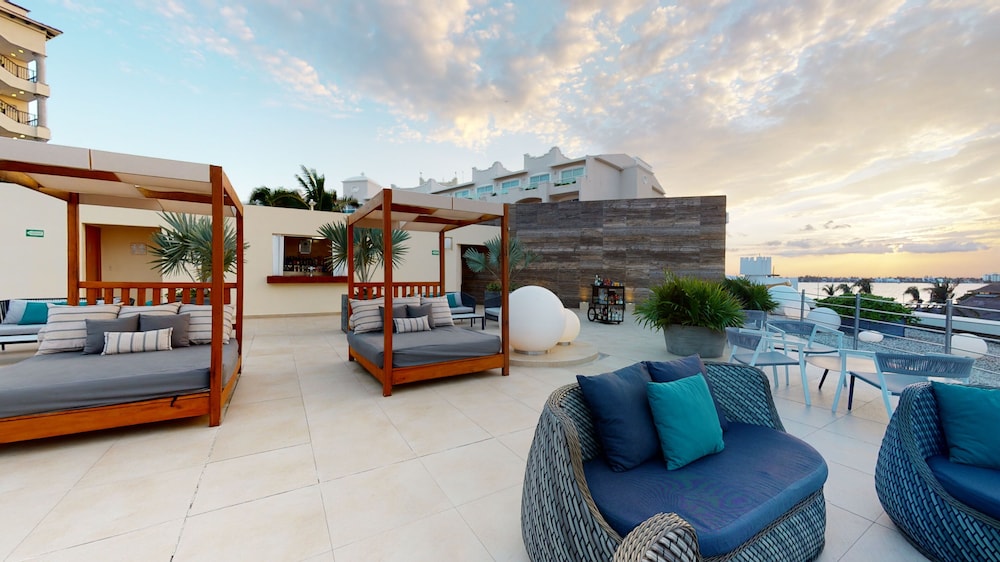 Grand Park Royal Cancun -  All Inclusive — Restaurant & bars in Cancun, Quintana Roo